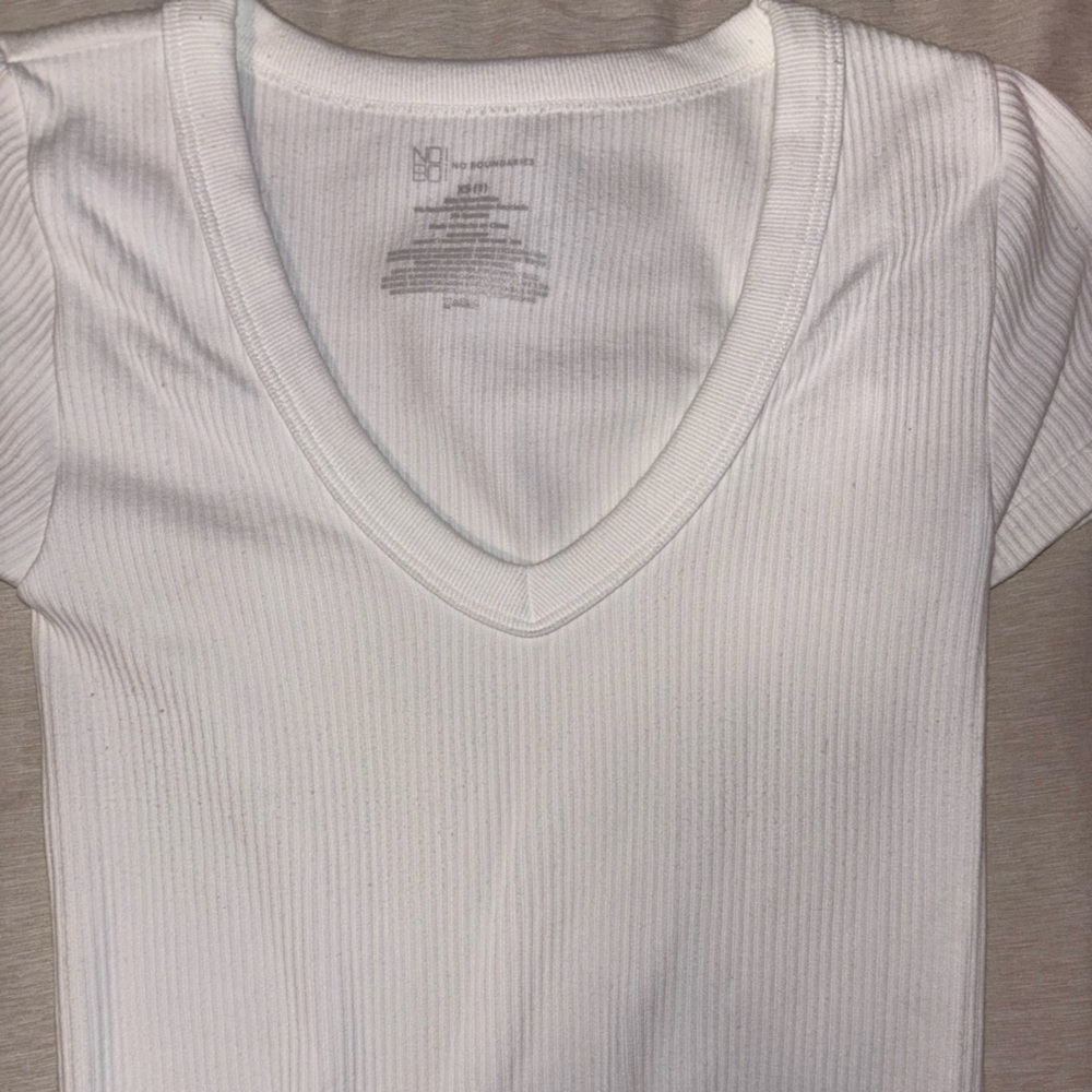 NWOT White Ribbed V Neck Top - Picture 3 of 3